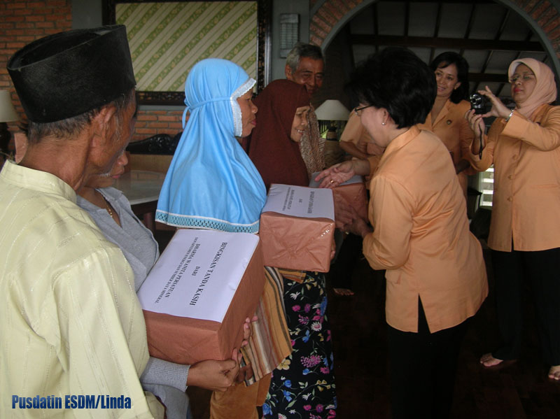 Dharma Wanita DESDM  Serahkan Bantuan